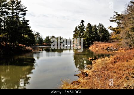 Una scena del lago Suukjak Sep presso il campeggio Pine View presso la Pine View Recreation Area è mostrata il 17 marzo 2022 a Fort McCoy, Wisconsin. L'area ricreativa comprende ettari di terreno accessibile al pubblico con percorsi escursionistici, Pine View Campground, Whitetail Ridge Ski Area e Sportsman's Range. La Pine View Recreation Area offre attività durante tutto l'anno, che includono campeggio, escursioni, pesca e molto altro. Ulteriori informazioni sull'area sono disponibili all'indirizzo https://mccoy.armymwr.com/categories/outdoor-recreation. Foto Stock