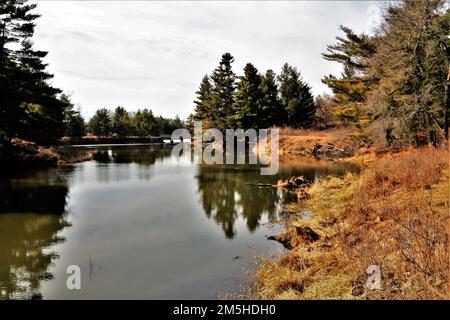 Una scena del lago Suukjak Sep presso il campeggio Pine View presso la Pine View Recreation Area è mostrata il 17 marzo 2022 a Fort McCoy, Wisconsin. L'area ricreativa comprende ettari di terreno accessibile al pubblico con percorsi escursionistici, Pine View Campground, Whitetail Ridge Ski Area e Sportsman's Range. La Pine View Recreation Area offre attività durante tutto l'anno, che includono campeggio, escursioni, pesca e molto altro. Ulteriori informazioni sull'area sono disponibili all'indirizzo https://mccoy.armymwr.com/categories/outdoor-recreation. Foto Stock