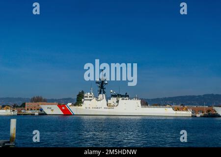 La taglierina della Guardia Costiera attraccata all'Alameda Coast Guard Island in California USA la vigilia di Natale 2022 durante l'evento King Tide Foto Stock