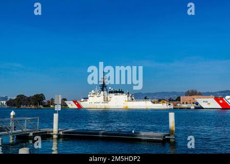 La taglierina della Guardia Costiera attraccata all'Alameda Coast Guard Island in California USA la vigilia di Natale 2022 durante l'evento King Tide Foto Stock