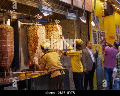 cibo di strada chiamato kebab che è tipico di paesi come la turchia o l'egitto Foto Stock