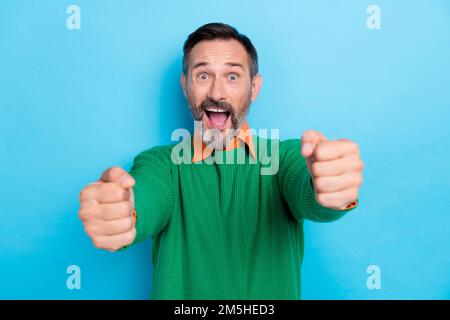 Ritratto fotografico di maturo bel mister giocare simulatore volante invisibile indossare abito verde trendy isolato su sfondo di colore blu Foto Stock