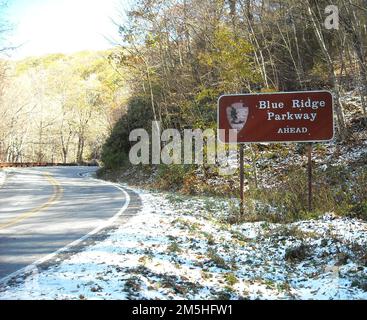 Forest Heritage National Scenic Byway - insegna Blue Ridge Parkway. Questo cartello marrone indica un'imminente intersezione della Forest Heritage National Scenic Byway con la Blue Ridge Parkway, una strada di accesso principale alla tangenziale. North Carolina (35,276° N 82,711° W) Foto Stock