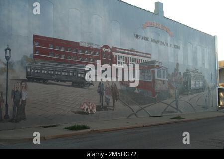 Storica Route 66 - Route 66 Mural Murale. Murales artistici come questo, che raffigurano scene che rappresentano la ricca storia dietro la Route 66, possono essere trovati in molte comunità della Route 66. Oklahoma (35,653° N 97,472° W) Foto Stock