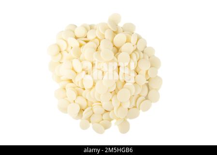 Vista dall'alto di un mucchio di smalto bianco per pasticceria sotto forma di gocce isolate su sfondo bianco. Spazio di copia. Foto Stock