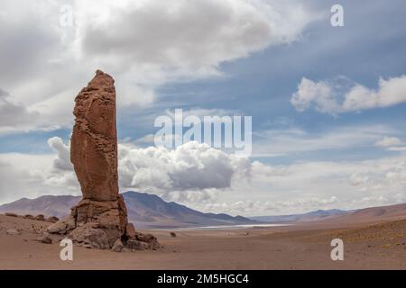 Rocce instabili Monjes de la Pacana nel mezzo del deserto di Atacama in Cile Foto Stock