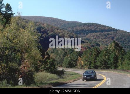 Talimena Scenic Drive - Talimena Scenic Byway. Un veicolo soleggiato si snoda intorno alle tortuose Stair e Rich Mountains. Location: Italy (34,714° N 94,667° W) Foto Stock