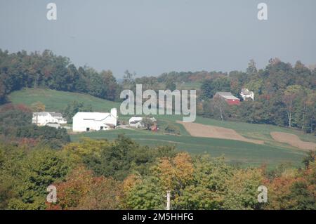 Amish Country Byway - Hazy Farm nella contea di Holmes. L'autunno sta cominciando a venire nelle foreste che circondano questa fattoria bianca nella regione Amish dell'Ohio. Località: Holmes County, Ohio (40,601° N 81,744° W) Foto Stock