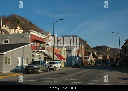 Great River Road - Centro di Alma. Nel tardo pomeriggio il sole getta ombre sulla città di Alma in un tranquillo sabato pomeriggio di aprile. Alma, Wisconsin Foto Stock