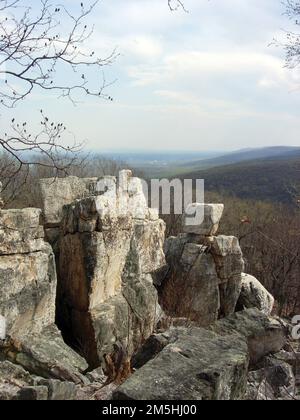 Viaggio attraverso la Hallowed Ground Byway - Chimney Rock nel Catottin Mountain Park. Chimney Rock, una formazione di rocce verticali in cima al Catottin Mountain, offre viste su colline blu lontane. Catottin Mountain Park, Maryland Foto Stock