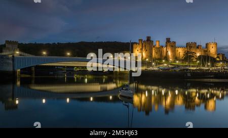 Conwy Castle e porto al crepuscolo, Galles del Nord, ai margini del Parco Nazionale di Snowdonia e della Costa del Galles del Nord. Galles, regno unito Foto Stock