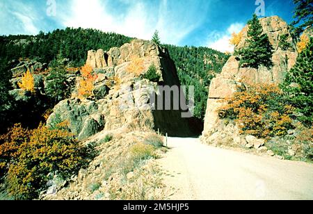 Tour della Gold Belt Scenic and Historic Byway - il Phantom Canyon 'Narrows'. Una delle parti più interessanti del Phantom Canyon è il Narrows. Qui, la strada si snoda in alto sopra Eightmile Creek attraverso stretti tagli, seguendo il grado della ferrovia di Florence e Cripple Creek. Colorado (38,572° N 105,093° W) Foto Stock