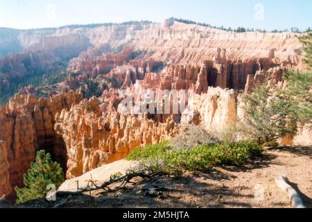Strada panoramica 12 - prima mattina nel Bryce Canyon. Bryce Canyon's Sunset Point il giorno di una bruciatura prescritta nella vicina foresta. Location: Italy (37,645° N 112,133° W) Foto Stock