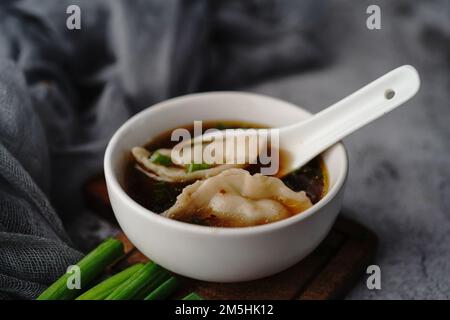 Zuppa di maiale casereccia servita in una ciotola, fuoco selettivo Foto Stock