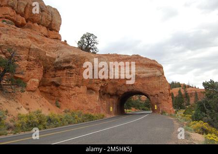 Scenic Byway 12 - Rock Tunnel sulla Scenic Byway 12. La panoramica Byway 12 attraversa una pinna di roccia nel Red Canyon, Utah. Località: Red Canyon, Utah (37,740° N 112,298° W) Foto Stock