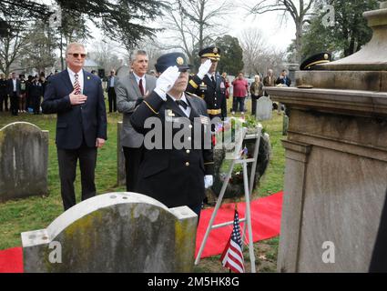 Gli Stati Uniti La 99th Readiness Division della Army Reserve ha ospitato una cerimonia di deposizione della corona il 18 marzo alla Princeton Ceremony di Princeton, New Jersey, in occasione del 185th° compleanno del passato presidente Grover Cleveland. L'evento è stato ospitato dal generale Rodney Faulk, 99th RD comandante generale, e ha caratterizzato le osservazioni del sindaco di Princeton Mark Freda e Mark Texel, direttore aggiunto del New Jersey state Park Service e amministratore del New Jersey state Office for Historical Sites. Questa cerimonia fa parte del programma di posa della corona presidenziale amministrato dall'Ufficio militare della Casa Bianca, W. Foto Stock