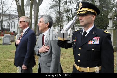 Gli Stati Uniti La 99th Readiness Division della Army Reserve ha ospitato una cerimonia di deposizione della corona il 18 marzo alla Princeton Ceremony di Princeton, New Jersey, in occasione del 185th° compleanno del passato presidente Grover Cleveland. L'evento è stato ospitato dal generale Rodney Faulk (a destra), 99th RD comandante generale, e ha caratterizzato le osservazioni del sindaco di Princeton Mark Freda (centro) e Mark Texel, assistente direttore del New Jersey state Park Service e amministratore del New Jersey state Office for Historical Sites. Questa cerimonia fa parte del programma presidenziale di posa della corona amministrato dalla Casa Bianca M. Foto Stock