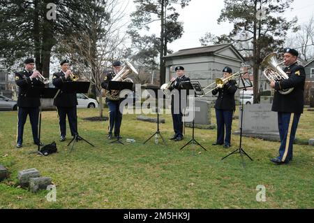 La 78th Army Band fornisce musica cerimoniale come gli Stati Uniti La 99th Readiness Division della Army Reserve ha ospitato una cerimonia di deposizione della corona il 18 marzo alla Princeton Ceremony di Princeton, New Jersey, in occasione del 185th° compleanno del passato presidente Grover Cleveland. L'evento è stato ospitato dal generale Rodney Faulk, 99th RD comandante generale, e ha caratterizzato le osservazioni del sindaco di Princeton Mark Freda e Mark Texel, direttore aggiunto del New Jersey state Park Service e amministratore del New Jersey state Office for Historical Sites. Questa cerimonia fa parte dell'annuncio del programma presidenziale di posa della corona Foto Stock