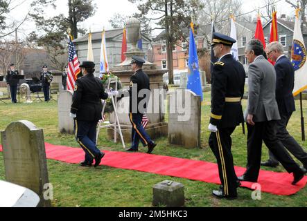 Gli Stati Uniti La 99th Readiness Division della Army Reserve ha ospitato una cerimonia di deposizione della corona il 18 marzo alla Princeton Ceremony di Princeton, New Jersey, in occasione del 185th° compleanno del passato presidente Grover Cleveland. L'evento è stato ospitato dal generale Rodney Faulk, 99th RD comandante generale, e ha caratterizzato le osservazioni del sindaco di Princeton Mark Freda e Mark Texel, direttore aggiunto del New Jersey state Park Service e amministratore del New Jersey state Office for Historical Sites. Questa cerimonia fa parte del programma di posa della corona presidenziale amministrato dall'Ufficio militare della Casa Bianca, W. Foto Stock