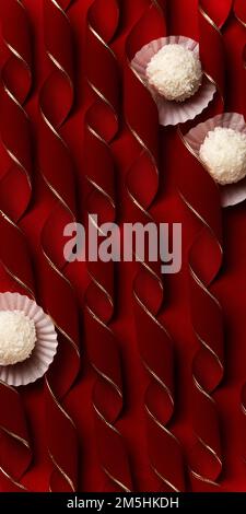 Praline di cocco su merletti curvy rosso velluto, dessert festivo concetto sfondo Foto Stock