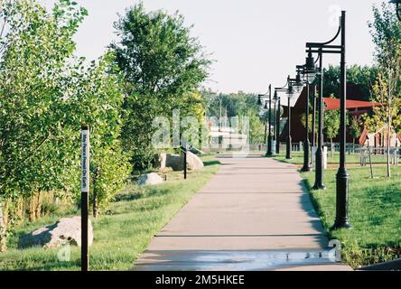 Sentiero di Santa Fe - lungofiume. Le luci fiancheggiano il marciapiede del Kearney Encampment Riverwalk in estate. Località: Trinidad, Colorado (37,167° N 104,512° W) Foto Stock