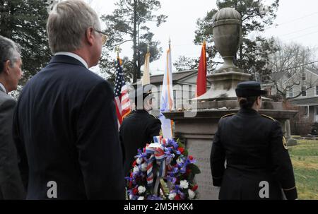 Gli Stati Uniti La 99th Readiness Division della Army Reserve ha ospitato una cerimonia di deposizione della corona il 18 marzo alla Princeton Ceremony di Princeton, New Jersey, in occasione del 185th° compleanno del passato presidente Grover Cleveland. L'evento è stato ospitato dal generale Rodney Faulk, 99th RD comandante generale, e ha caratterizzato le osservazioni del sindaco di Princeton Mark Freda e Mark Texel, direttore aggiunto del New Jersey state Park Service e amministratore del New Jersey state Office for Historical Sites. Questa cerimonia fa parte del programma di posa della corona presidenziale amministrato dall'Ufficio militare della Casa Bianca, W. Foto Stock