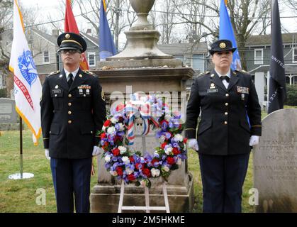 Gli Stati Uniti La 99th Readiness Division della Army Reserve ha ospitato una cerimonia di deposizione della corona il 18 marzo alla Princeton Ceremony di Princeton, New Jersey, in occasione del 185th° compleanno del passato presidente Grover Cleveland. L'evento è stato ospitato dal generale Rodney Faulk, 99th RD comandante generale, e ha caratterizzato le osservazioni del sindaco di Princeton Mark Freda e Mark Texel, direttore aggiunto del New Jersey state Park Service e amministratore del New Jersey state Office for Historical Sites. Questa cerimonia fa parte del programma di posa della corona presidenziale amministrato dall'Ufficio militare della Casa Bianca, W. Foto Stock