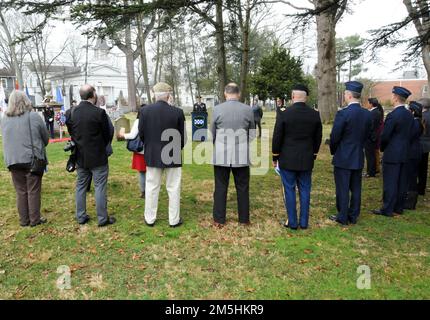 Gli Stati Uniti La 99th Readiness Division della Army Reserve ha ospitato una cerimonia di deposizione della corona il 18 marzo alla Princeton Ceremony di Princeton, New Jersey, in occasione del 185th° compleanno del passato presidente Grover Cleveland. L'evento è stato ospitato dal generale Rodney Faulk, 99th RD comandante generale, e ha caratterizzato le osservazioni del sindaco di Princeton Mark Freda e Mark Texel, direttore aggiunto del New Jersey state Park Service e amministratore del New Jersey state Office for Historical Sites. Questa cerimonia fa parte del programma di posa della corona presidenziale amministrato dall'Ufficio militare della Casa Bianca, W. Foto Stock