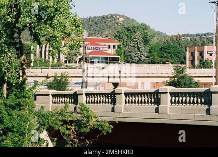 Sentiero Santa Fe - Ponte Purgatoire. Alberi verdi circondano Purgatoire Bridge come si estende il fiume a Trinidad, CO. Località: Trinidad, Colorado (37,167° N 104,511° W) Foto Stock