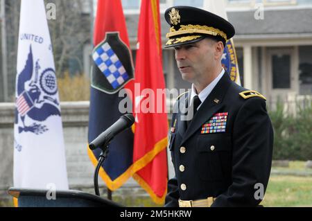 Generale Rodney Faulk, comandante generale degli Stati Uniti La 99th Readiness Division della Army Reserve esprime le proprie osservazioni il 18 marzo durante una cerimonia di deposizione della corona alla Princeton Ceremony di Princeton, nel New Jersey, su quello che sarebbe stato il 185th° compleanno del passato presidente Grover Cleveland. L'evento è stato ospitato da Faulk e ha visto la partecipazione del sindaco di Princeton Mark Freda e Mark Texel, vicedirettore del New Jersey state Park Service e amministratore dell'Ufficio statale per i siti storici del New Jersey. Questa cerimonia fa parte del programma presidenziale di posa della corona amministrato dalla Casa Bianca Foto Stock