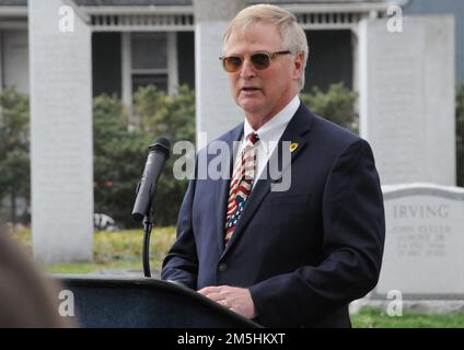 Mark Texel, assistente direttore del New Jersey state Park Service e amministratore del New Jersey state Office for Historical Sites, consegna le sue osservazioni il 18 marzo durante una cerimonia di deposizione della corona alla Princeton Ceremony di Princeton, nel New Jersey, su quello che sarebbe stato il 185th° compleanno del passato presidente Grover Cleveland. L'evento è stato ospitato dal generale Rodney Faulk, 99th RD comandante generale, e ha caratterizzato le osservazioni del sindaco di Princeton Mark Freda e Texel. Questa cerimonia fa parte del programma presidenziale di posa della corona amministrato dall'Ufficio militare della Casa Bianca, di cui è responsabile Foto Stock