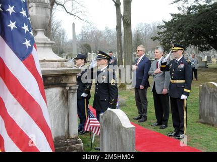 Gli Stati Uniti La 99th Readiness Division della Army Reserve ha ospitato una cerimonia di deposizione della corona il 18 marzo alla Princeton Ceremony di Princeton, New Jersey, in occasione del 185th° compleanno del passato presidente Grover Cleveland. L'evento è stato ospitato dal generale Rodney Faulk, 99th RD comandante generale, e ha caratterizzato le osservazioni del sindaco di Princeton Mark Freda e Mark Texel, direttore aggiunto del New Jersey state Park Service e amministratore del New Jersey state Office for Historical Sites. Questa cerimonia fa parte del programma di posa della corona presidenziale amministrato dall'Ufficio militare della Casa Bianca, W. Foto Stock