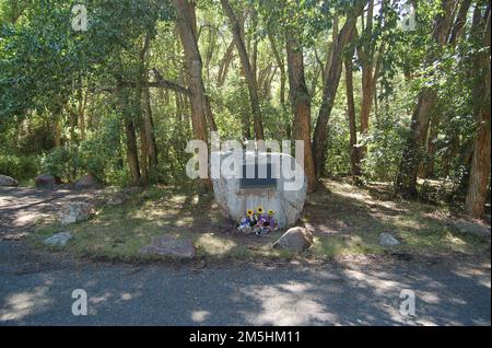 Flaming Gorge-Uintas National Scenic Byway - Flash Flood Memorial. Fiori e giocattoli abbelliscono il memoriale a un'inondazione che ha preso la vita di due adulti e quattro bambini in questa zona ombreggiata di Sheep Creek Canyon nel 1965. Posizione: Sheep Creek Canyon Geological Area, Utah Foto Stock