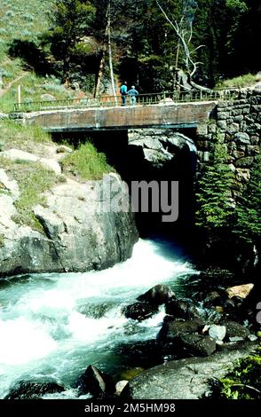 Beartooth Highway - Old CCC Bridge sul lago Creek. Il vecchio ponte CCC che attraversa il lago Creek è un luogo preferito per ammirare le cascate del lago Creek. Location: Italy (44,939° N 109,599° W) Foto Stock