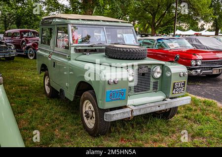 Iola, WI - 07 luglio 2022: Vista dall'alto dell'angolo anteriore di un vagone della stazione IIA Land Rover 88 Serie 1967 in una fiera automobilistica locale. Foto Stock