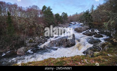 Le cascate di Achness sul fiume Cassley a Rosehall in Sutherland Foto Stock