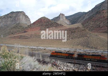 Dinosaur Diamond Prehistoric Highway - treno vicino alla miniera Castle Gate. L'onlooker può facilmente immaginare fuorilegge cavalcando per agguantare il treno che passa attraverso la porta del Castello sotto questo pilastro prominente - che è solo ciò che Butch Cassidy e la sua banda ha fatto ad un altro treno un secolo o così fa! Ubicazione: Castle Gate, a nord-ovest di Helper, Utah (39,747° N 110,884° W) Foto Stock