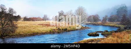 Fiume Helmsdale nello stretto di Kildonan Foto Stock