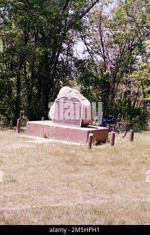 National American Scenic Byway - Sitting Bull Monument. La Standing Rock Native American Scenic Byway ti porta oltre due luoghi dove si dice che uno dei più grandi leader della storia americana sia sepolto. Toro seduto morì lungo il Grand River nella Western Standing Rock il 15 dicembre 1890 e fu successivamente sepolto a Fort Yates, North Dakota. Questo sito è contrassegnato e si trova sul tragitto verso Fort Yates, entro un miglio dalla Standing Rock Native American Scenic Byway. Più tardi, si dice che resti di toro seduto siano stati rimossi in un sito di fronte a Mobridge, South Dakota segnato da un monu di pietra Foto Stock