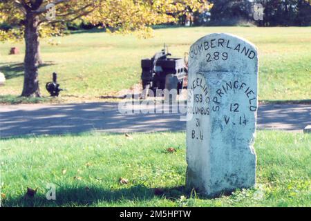 Storica strada nazionale - originale Milepost Marker. Si tratta di un indicatore originale e intatto, appena fuori dallo Zane Grey Museum di Zanesville, Ohio. Zanesville, Ohio (39,946° N 81,973° W) Foto Stock