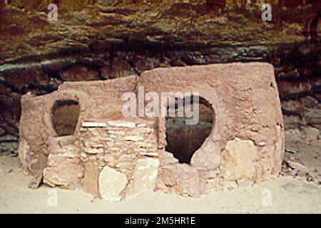 Trail of the Ancients - rovine di Horsecollar al Monumento Nazionale dei ponti naturali. La foto mostra i granai così come le porte distintive della rovina di Horsecollar, chiamata perché le porte sembrano collari utilizzati sulle imbracature da cavallo. Notate le pietre grandi usate come 'fondazione' sotto le pietre più piccole. Posizione: Monumento nazionale Natural Bridges, Trail of the Ancients, Utah (37,598° N 110,029° W) Foto Stock