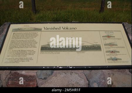 Volcanic Legacy Scenic Byway - Mt. Mazama che era. Un pannello interpretativo al pullout stradale del vulcano scomparso su SR 62 mostra l'estensione del Mt. Mazama scudo vulcano prima della massiccia eruzione che alla fine formò Crater Lake. Località: O 62, Klamath County, Oregon (42,734° N 122,017° W) Foto Stock
