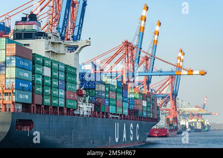 Chiusura di grandi navi portacontainer e di impianti portuali presso un terminal container Waltershof Eurogate nella zona portuale di Amburgo, Germania Foto Stock