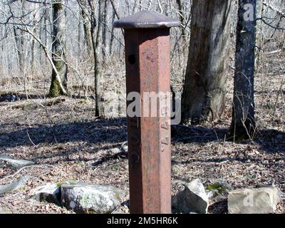 Talimena Scenic Drive - Iron Marker sulla state Line. Questo pennarello di ferro di cinque metri delineerà i confini storici tra lo Stato dell'Arkansas e la Choctaw Nation. Location: Italy (34,694° N 94,456° W) Foto Stock