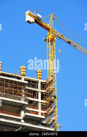 Costruzione Crane e l'edificio in costruzione con cielo blu sullo sfondo Foto Stock