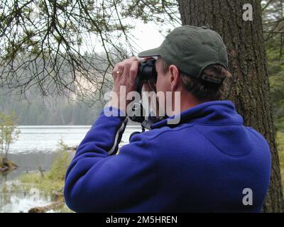 River Road Scenic Byway - Birding primaverile a Iargo Springs. Un appassionato di birdwatching per gli uccelli a Iargo Springs. Ubicazione: Largo Springs, Michigan Foto Stock