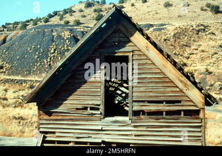 Turquoise Trail - Row House a Madrid. Madrid era una città mineraria di carbone dell'azienda. Questa è la tipica rappresentazione di una dozzina di case a file costruite dall'azienda ancora in piedi. Sono stati costruiti negli anni '1930s. Notare il carbone sullo sfondo. Location: Italy (35,407° N 106,152° W) Foto Stock