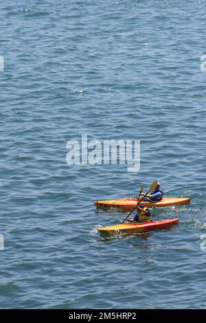 Sentiero costiero Ohio del lago Erie - kayak sul lago Erie. Due kayak corrono lungo il lago increspato Erie. Lago Erie, Ohio (41,426° N 82,366° W) Foto Stock