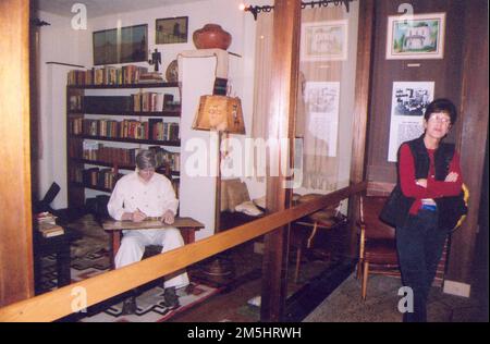 Historic National Road - Mostra al Museo Zane Grey. Una donna considera questa esposizione di Zane Grey nel suo studio al Museo Zane Grey appena fuori Zanesville. Zanesville, Ohio (39,940° N 82,004° W) Foto Stock