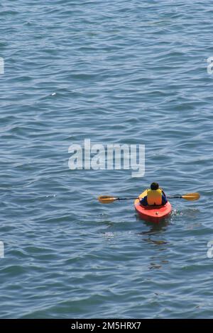 Sentiero costiero dell'Ohio sul lago Erie - Lake Erie Kayaker. Un giovane kayaker fa una pausa dal remare e gode della calma del lago Erie. Lago Erie, Ohio (41,504° N 82,059° W) Foto Stock